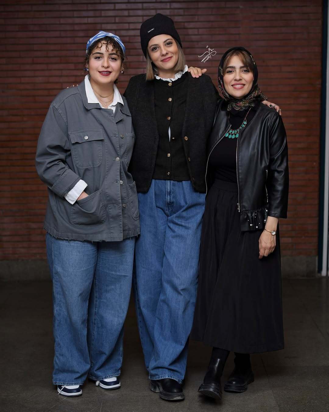 (عکس) مونا کرمی، فاطیما بهارمست و مهسا طهماسبی در پشت صحنه نمایش نمایش باران اسیدی