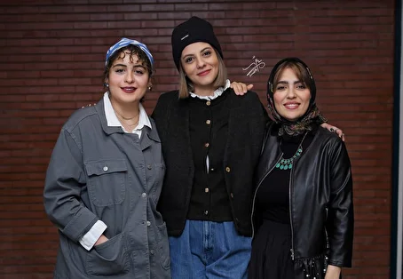 (عکس) مونا کرمی، فاطیما بهارمست و مهسا طهماسبی در پشت صحنه نمایش نمایش باران اسیدی