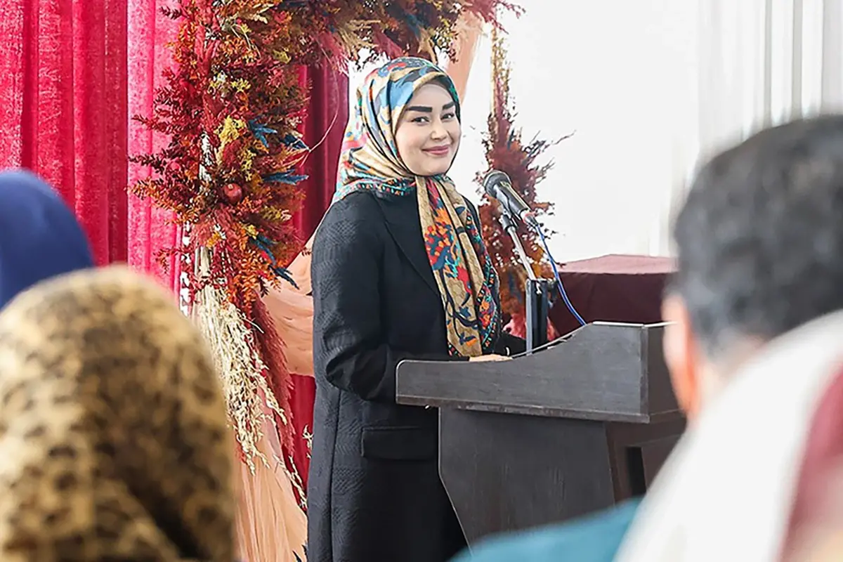 (عکس) بازدید آرزو احمدوند همسر عباس عراقچی از بازارچه دیپلماتیک وزارت امور خارجه