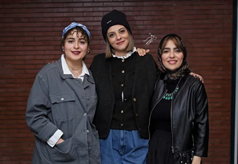 (عکس) مونا کرمی، فاطیما بهارمست و مهسا طهماسبی در پشت صحنه نمایش نمایش باران اسیدی