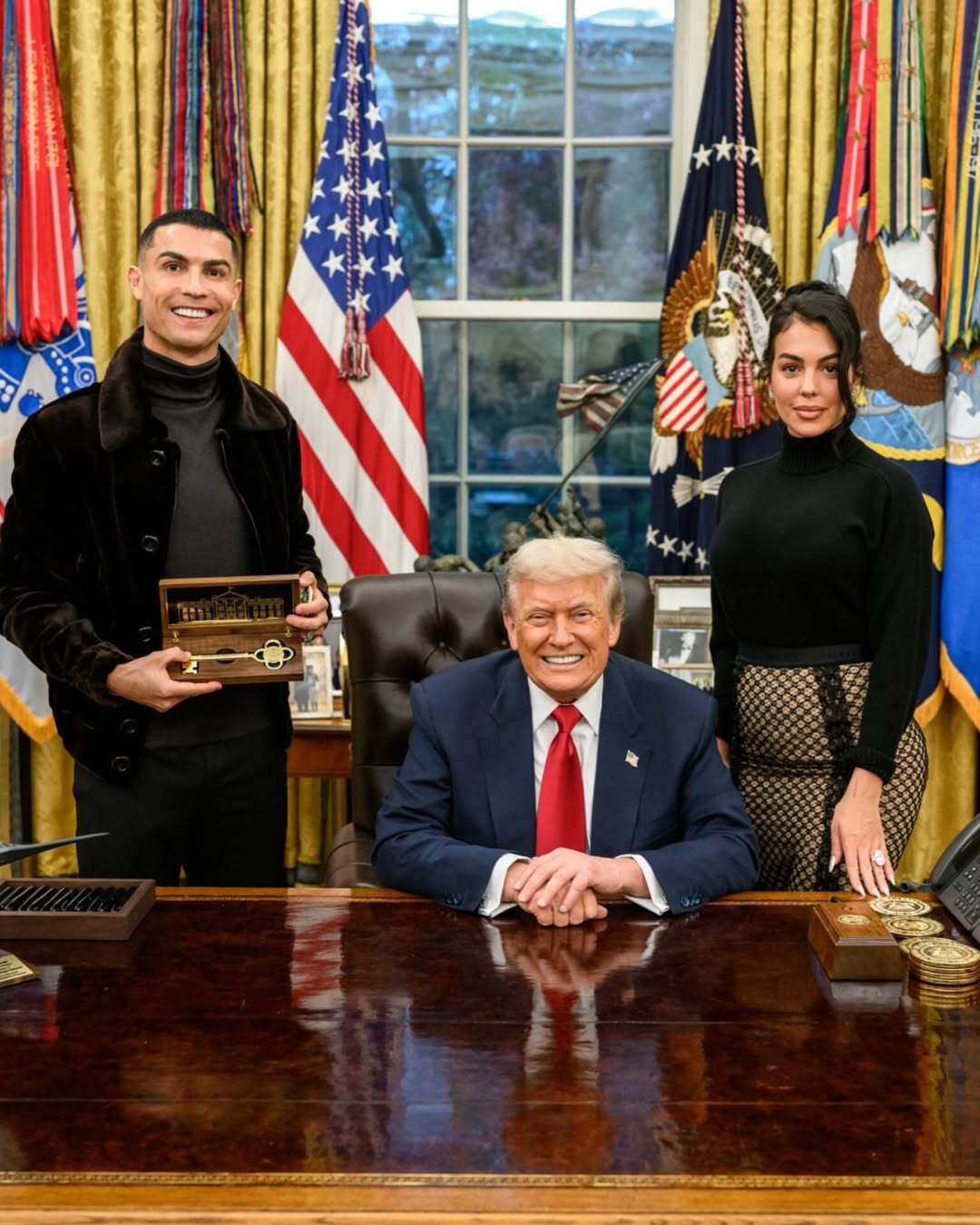 (عکس) ترامپ کلید کاخ سفید را به رونالدو اهدا کرد