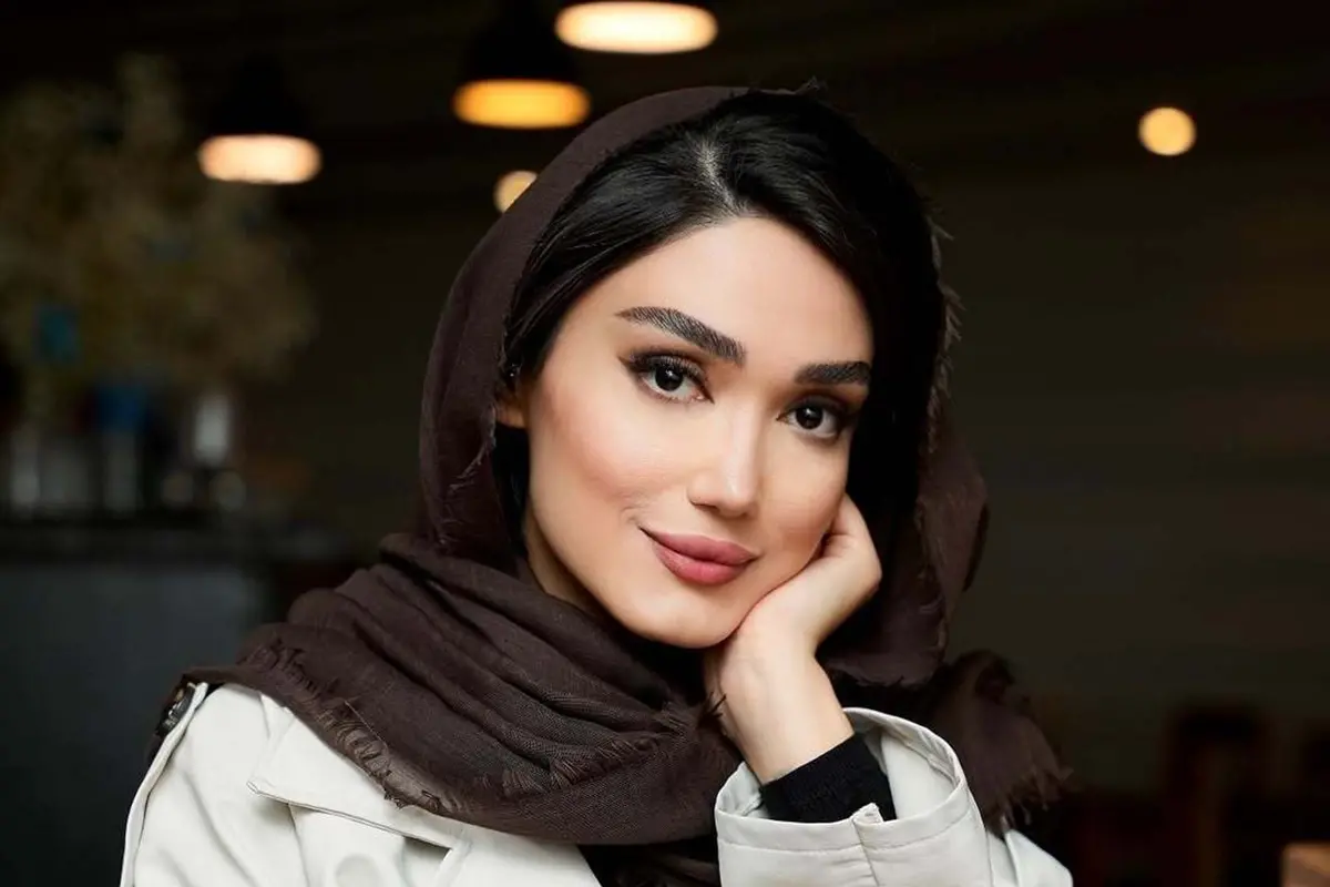 (عکس) استایل و ژست‌های «فرزانه قاسم‌زاده» در یک کافه