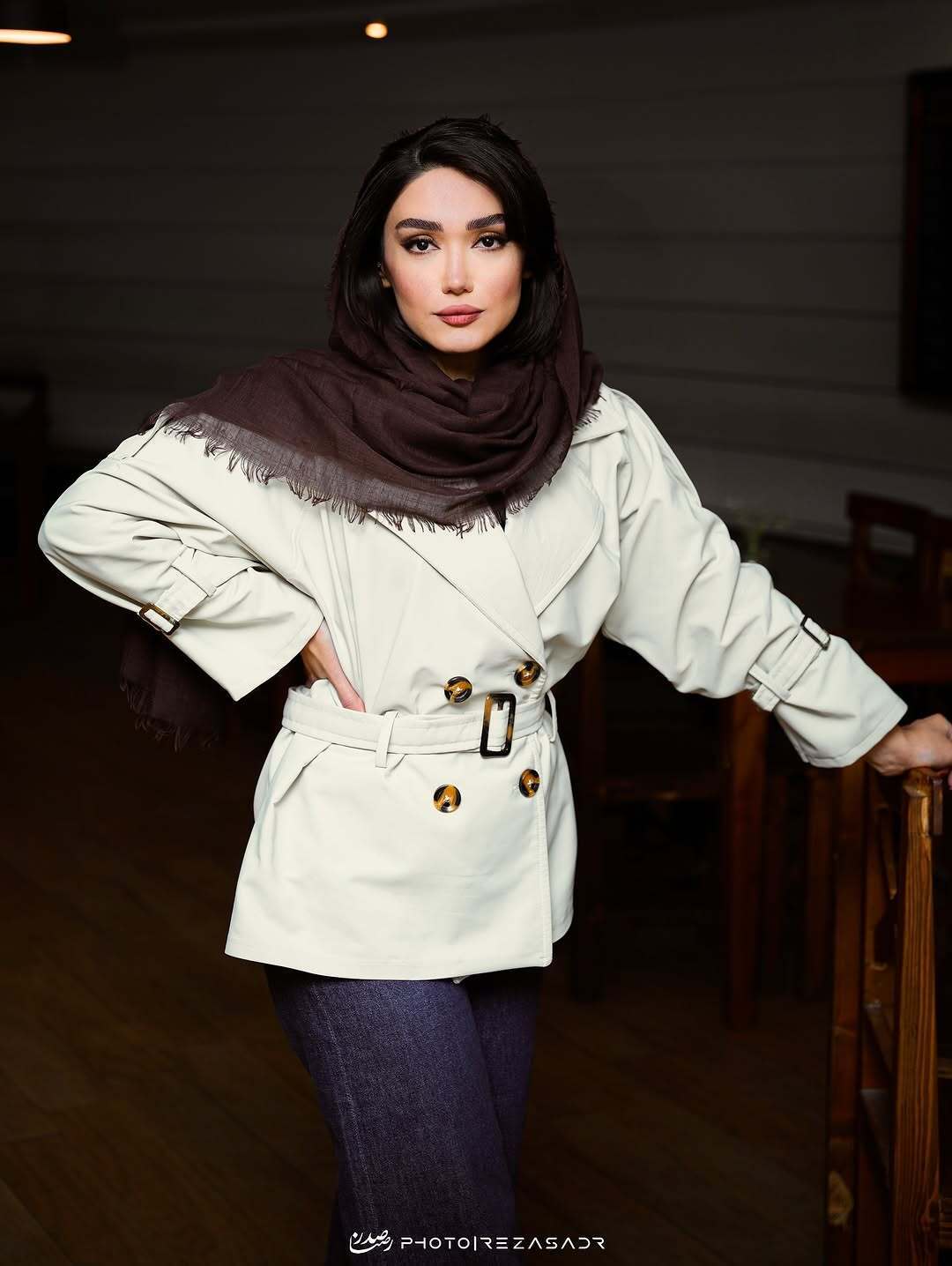 (عکس) استایل و ژست‌های «فرزانه قاسم‌زاده» در یک کافه