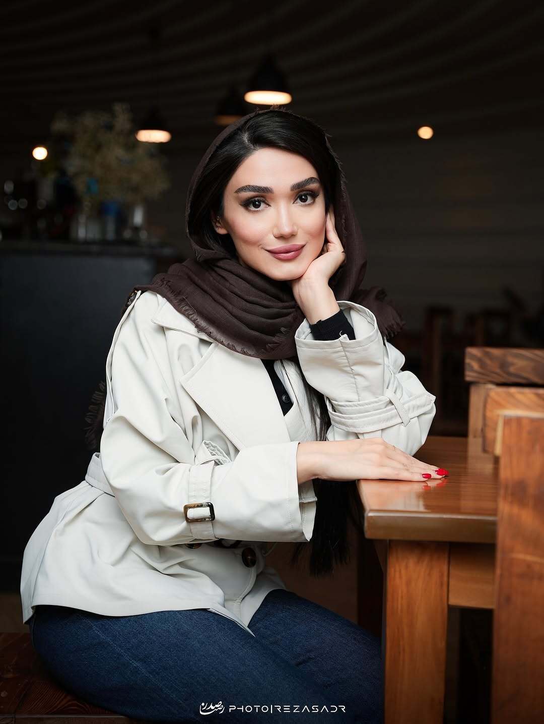 (عکس) استایل و ژست‌های «فرزانه قاسم‌زاده» در یک کافه