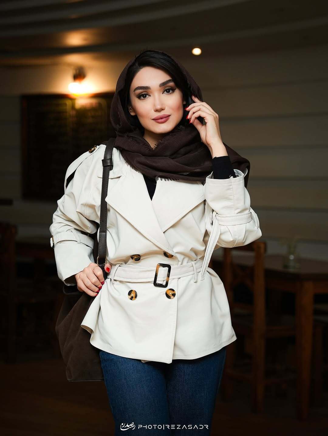 (عکس) استایل و ژست‌های «فرزانه قاسم‌زاده» در یک کافه