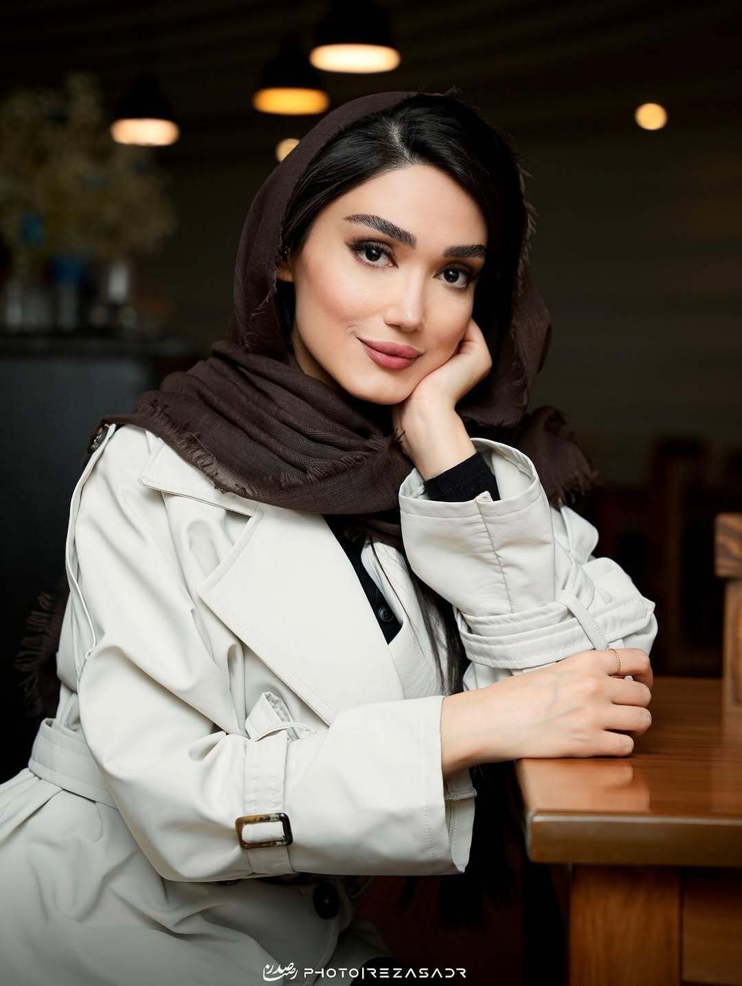 (عکس) استایل و ژست‌های «فرزانه قاسم‌زاده» در یک کافه