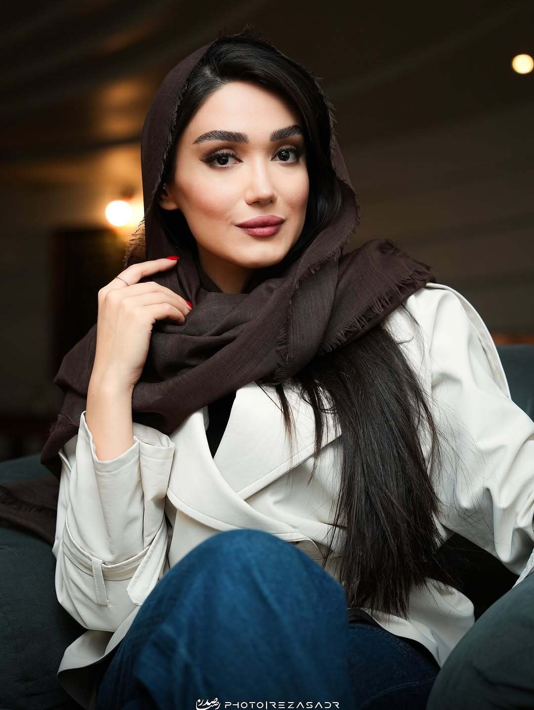 (عکس) استایل و ژست‌های «فرزانه قاسم‌زاده» در یک کافه