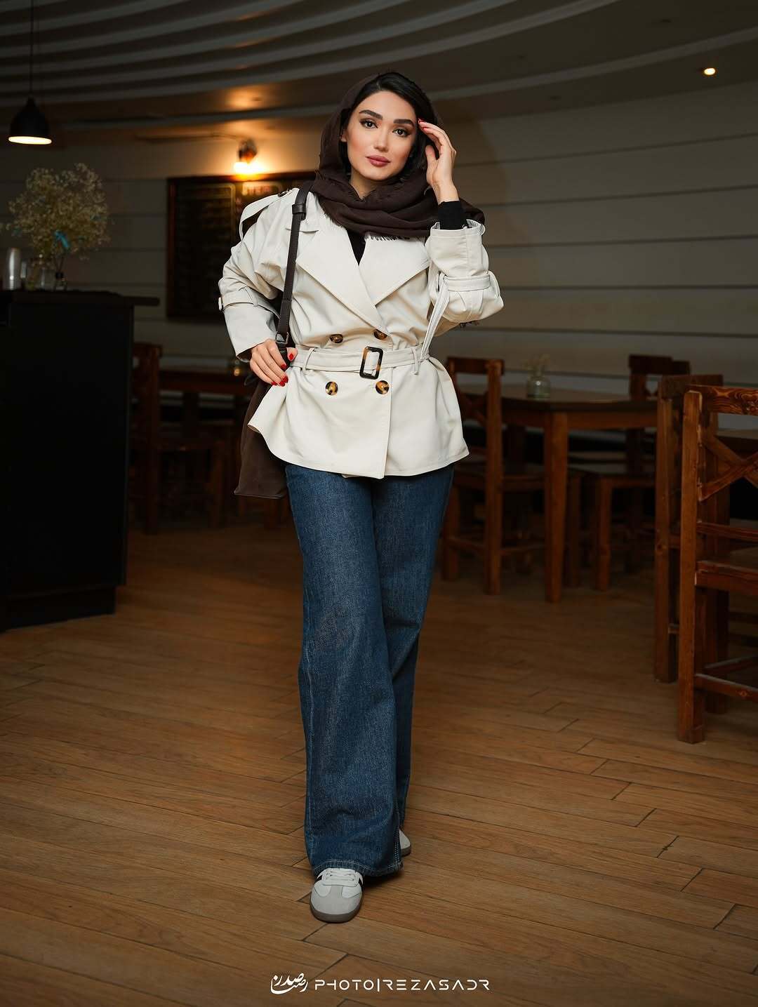 (عکس) استایل و ژست‌های «فرزانه قاسم‌زاده» در یک کافه