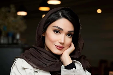 (عکس) استایل و ژست‌های «فرزانه قاسم‌زاده» در یک کافه