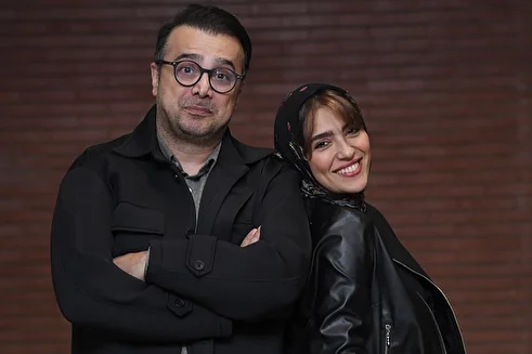 (ویدئو) سپند امیرسلیمانی، مونا کرمی و فرزندشان حامی در پشت صحنه نمایش «باران‌های اسیدی»