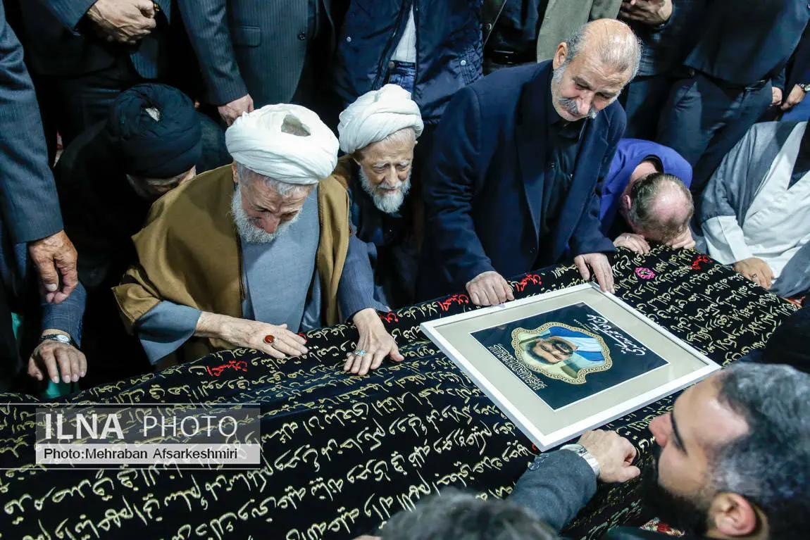 (عکس) نوشته روی عکس تابوت پسر کاظم صدیقی خبرساز شد