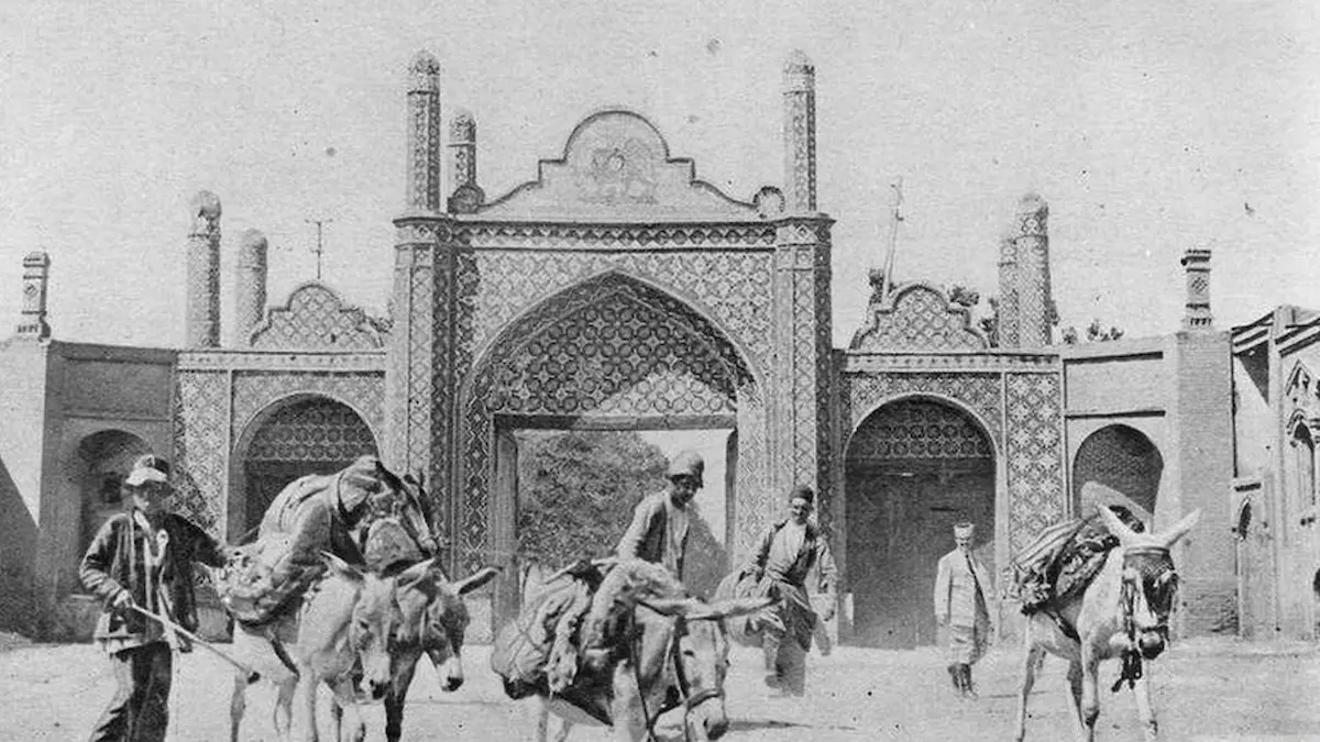 (عکس) تونل زمان؛ تغییرات دروازه تهران در قزوین؛ از دوره قاجار تا امروز (عکس) تونل زمان؛ تغییرات دروازه تهران در قزوین؛ از دوره قاجار تا امروز