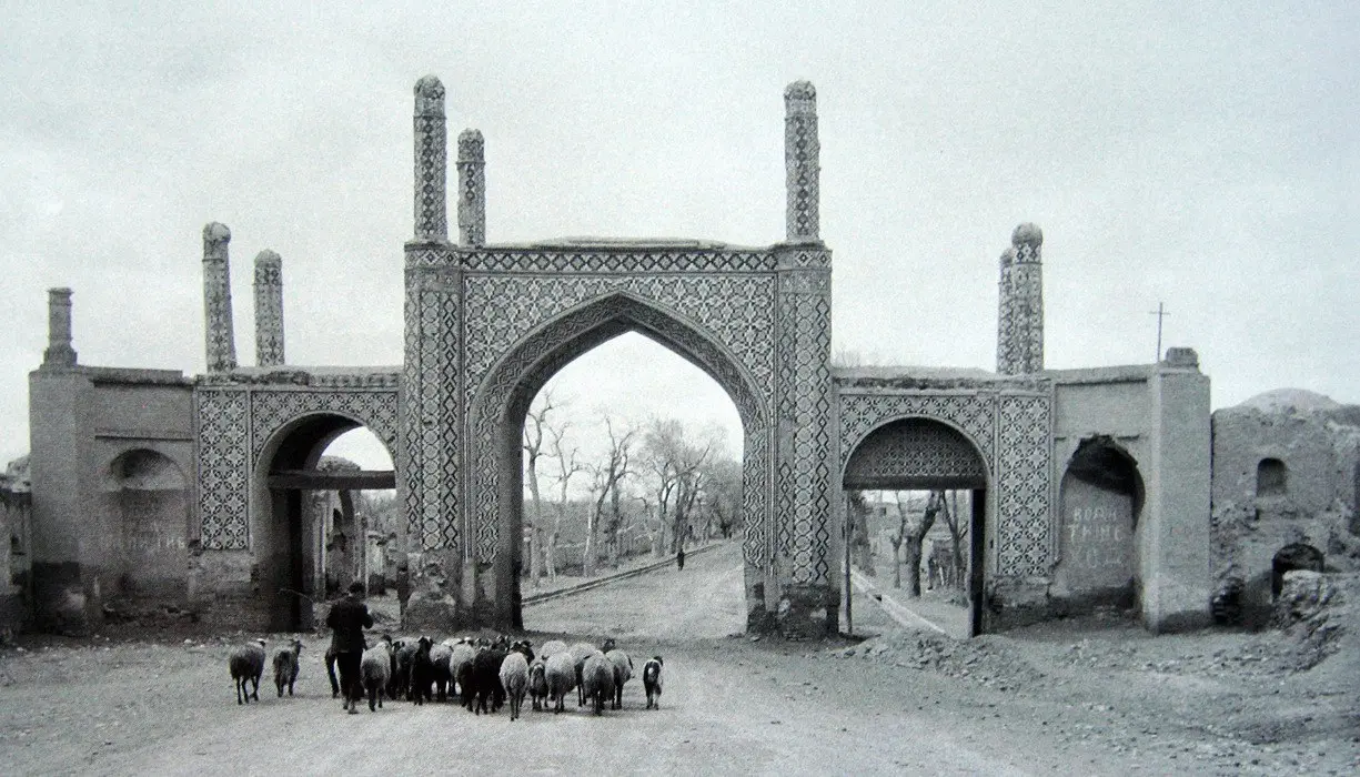 (عکس) تونل زمان؛ تغییرات دروازه تهران در قزوین؛ از دوره قاجار تا امروز (عکس) تونل زمان؛ تغییرات دروازه تهران در قزوین؛ از دوره قاجار تا امروز