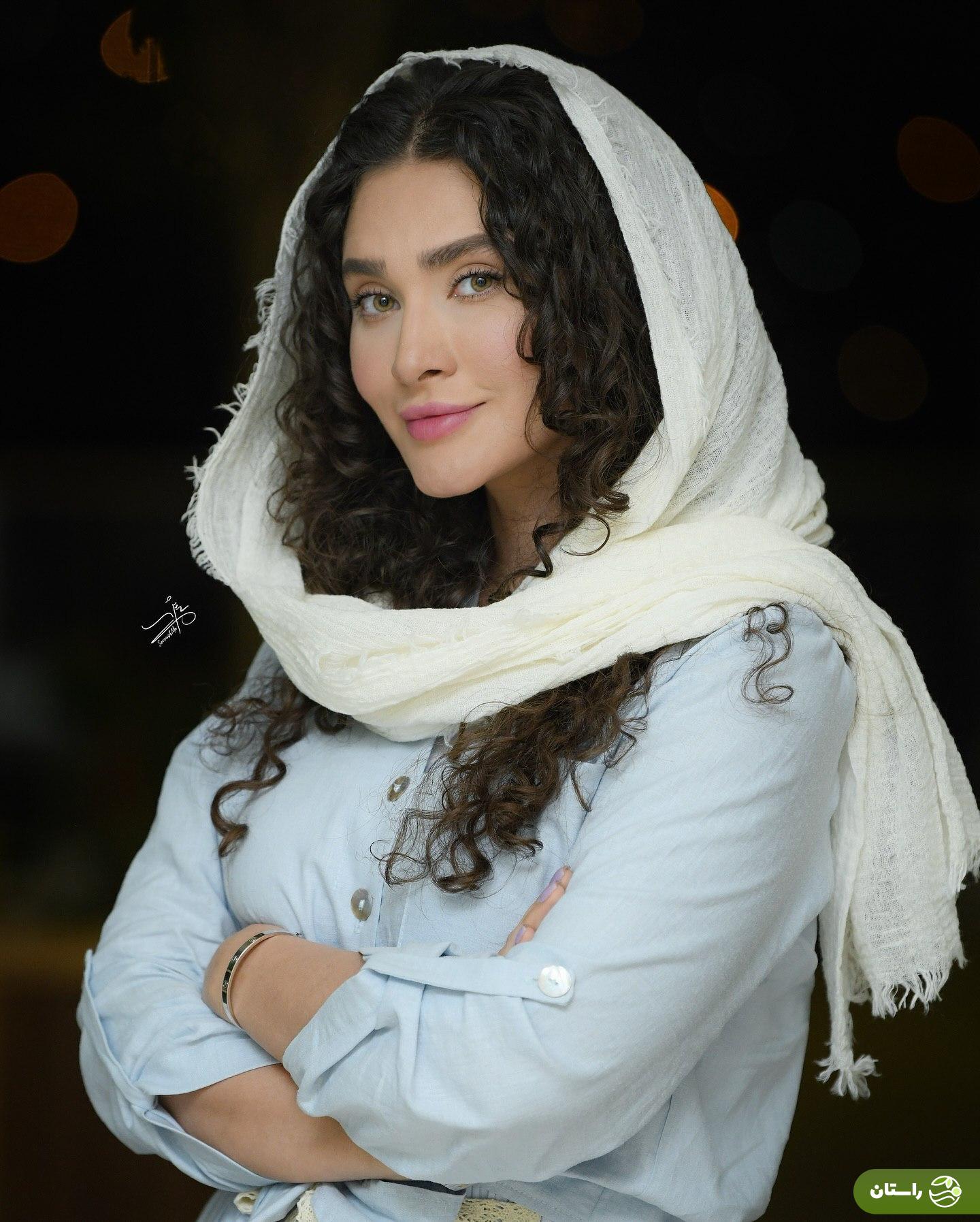 (عکس) «ساناز سعیدی» با استایل آبی آسمانی و صندلهای تابستانی در جشنواره
