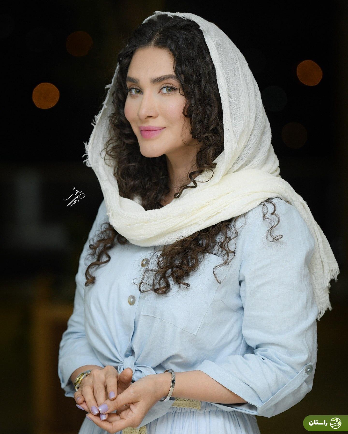 (عکس) «ساناز سعیدی» با استایل آبی آسمانی و صندلهای تابستانی در جشنواره