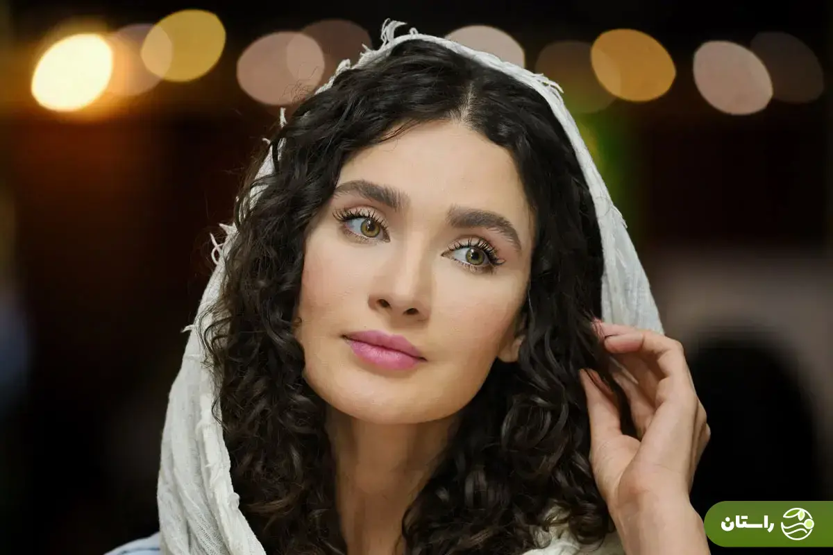 (عکس) «ساناز سعیدی» با استایل آبی آسمانی و صندلهای تابستانی در جشنواره