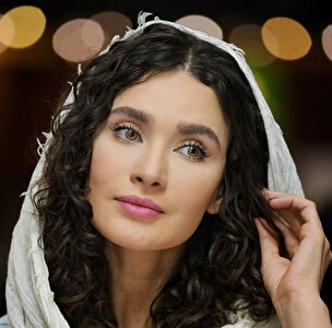 (عکس) «ساناز سعیدی» با استایل آبی آسمانی و صندل‌های تابستانی در جشنواره