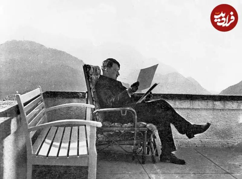 عکسی نادر از هیتلر در تراس خانه‌اش؛  ۹۱ سال قبل