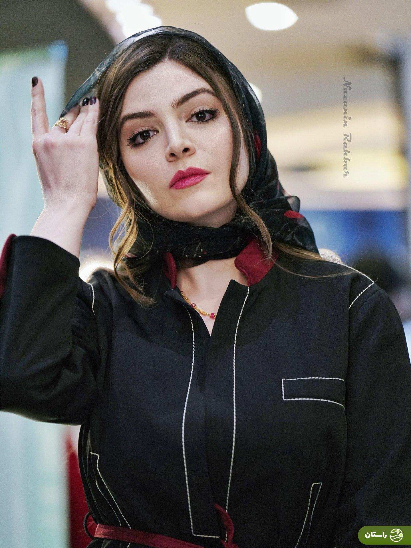 (تصاویر) استایل  آوا دارویت با «کت و شلوار مشکی»