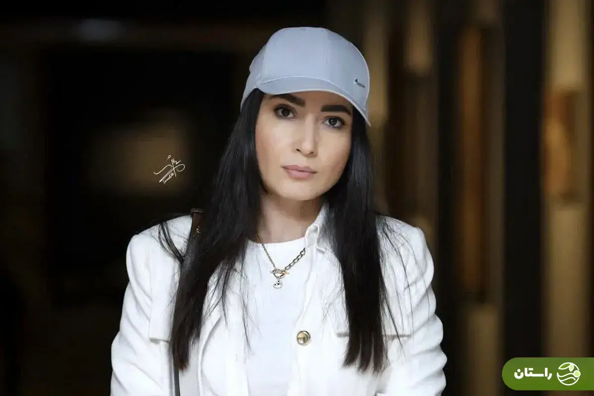 (عکس) استایل نیمه رسمی و سفید سمیرا حسن‌پور در مراسم یادبود ناصر تقوایی