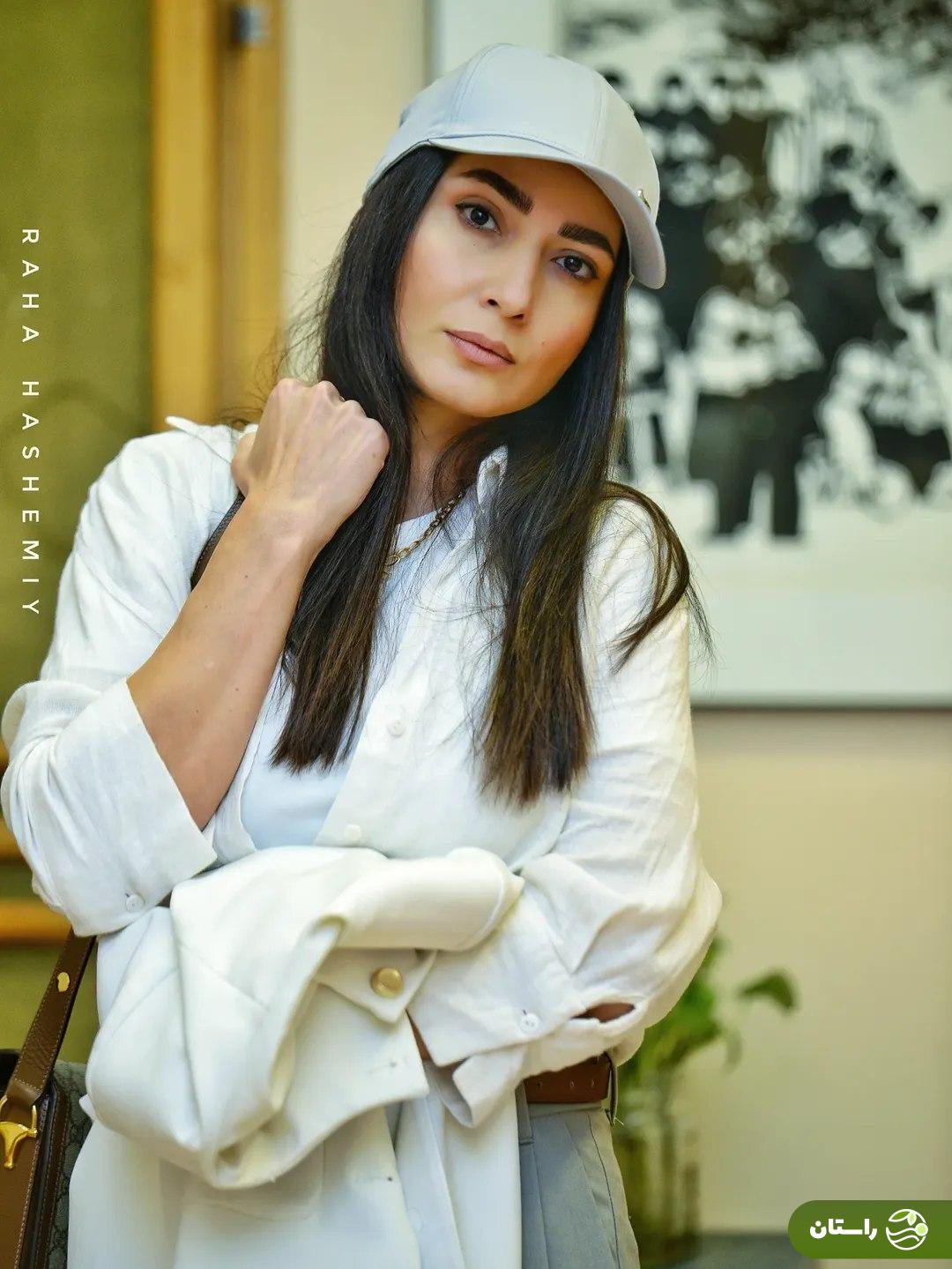 (عکس) استایل نیمه رسمی و سفید سمیرا حسن‌پور در مراسم یادبود ناصر تقوایی