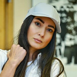 (عکس) استایل نیمه رسمی و سفید سمیرا حسن‌پور در مراسم یادبود ناصر تقوایی