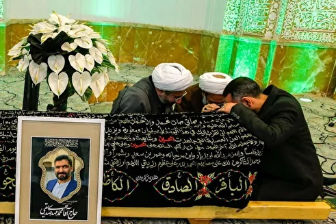 (عکس) نوشته روی عکس تابوت پسر کاظم صدیقی خبرساز شد