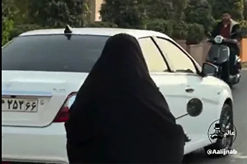 (ویدئو) موتور سواری خانم چادری در خیابان‌های تهران!