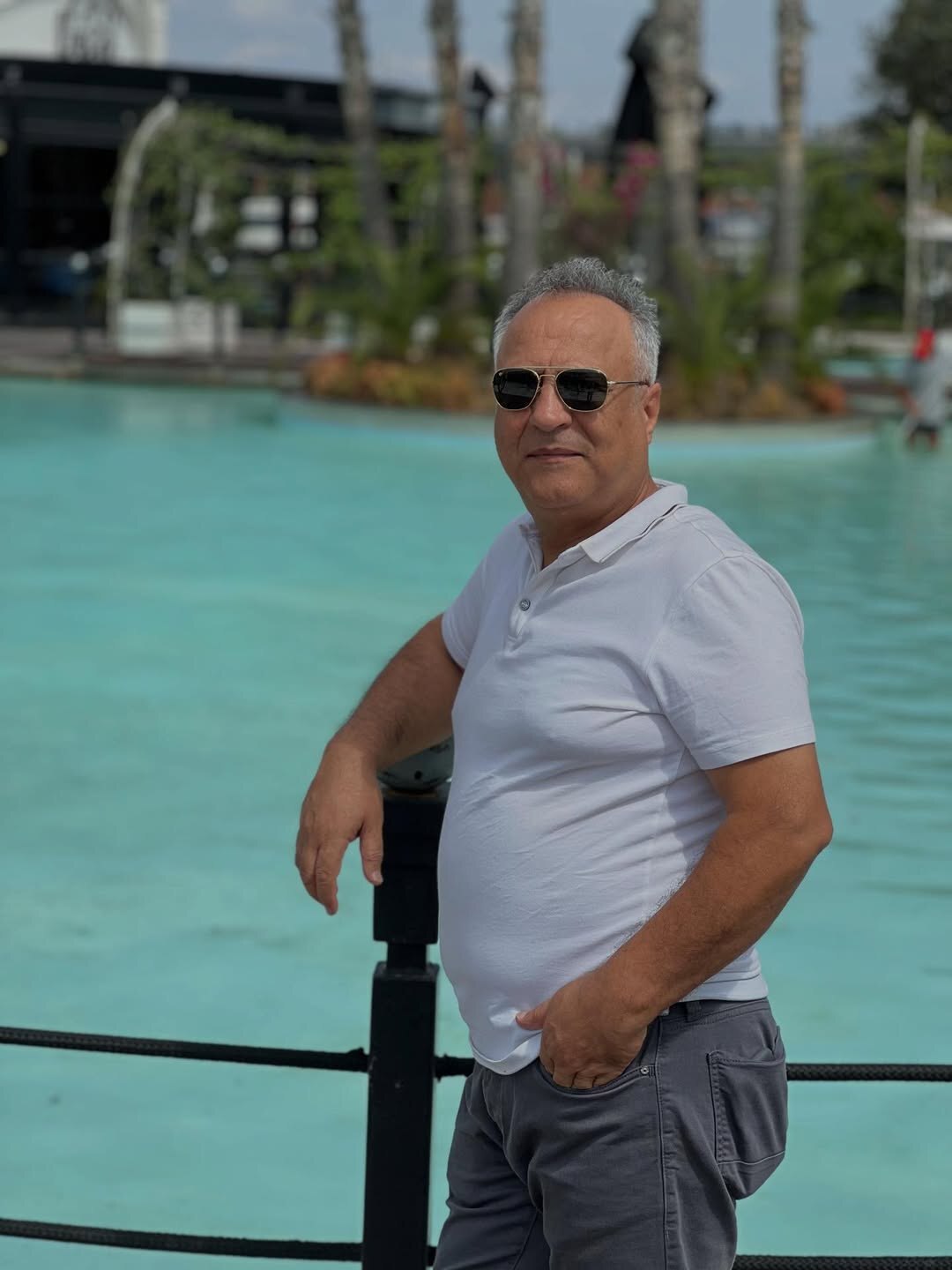 مهرداد صدیقیان عزادار شد | آلبوم عکس‌های صدیقیان و پدرش