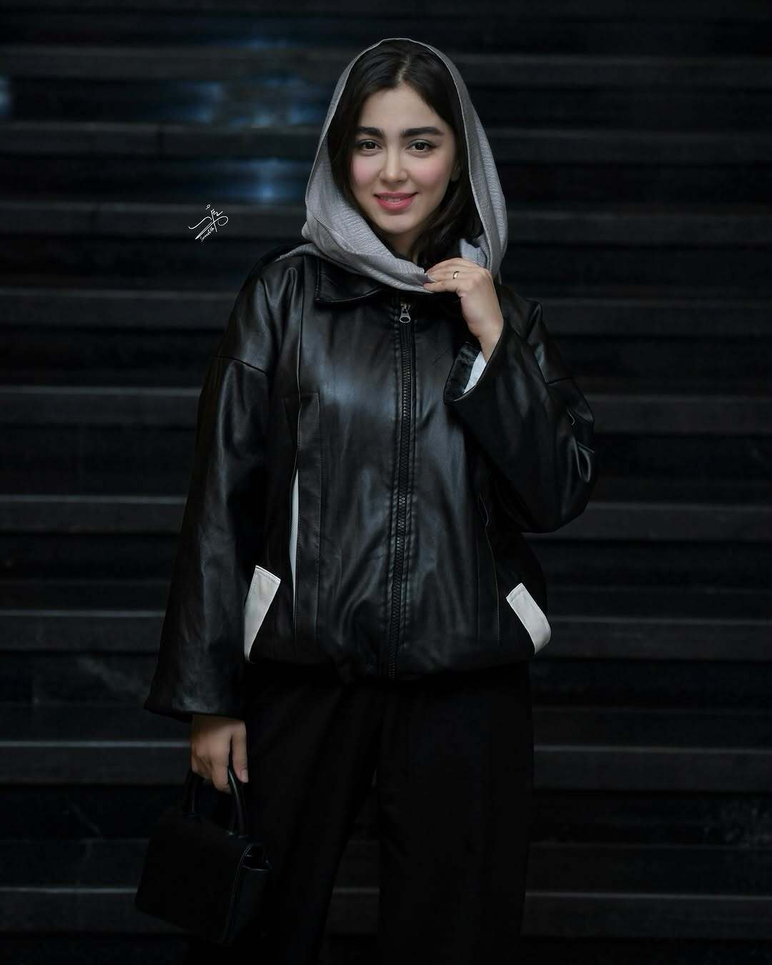 عکس| سونیا حسینی بازیگر نقش «نیکا» در سریال پایتخت با استایل چرمی و روسری طرح‌دار