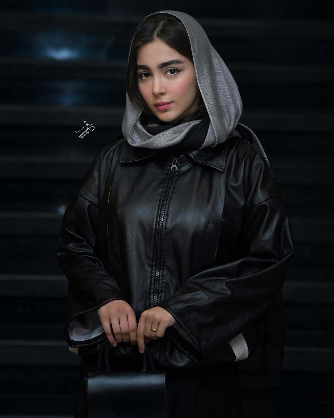 عکس| سونیا حسینی بازیگر نقش «نیکا» در سریال پایتخت با استایل چرمی و روسری طرح‌دار