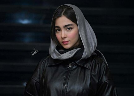 عکس| سونیا حسینی بازیگر نقش «نیکا» در سریال پایتخت با استایل چرمی و روسری طرح‌دار