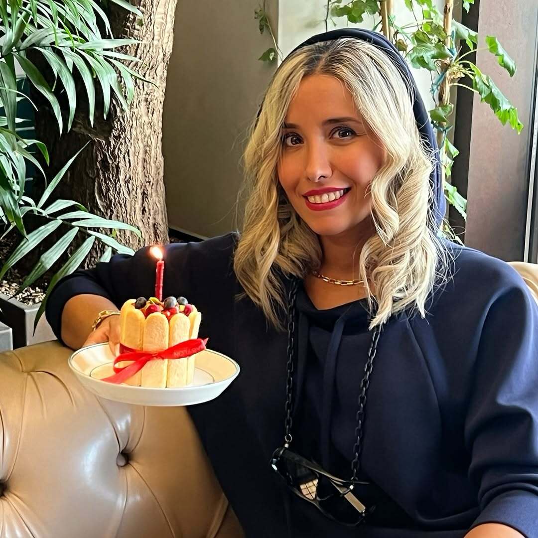 (عکس) جشن تولد ۴۲ سالگی ساناز کاشمری خواننده گروه آریان