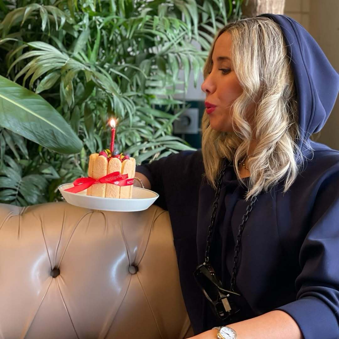 (عکس) جشن تولد ۴۲ سالگی ساناز کاشمری خواننده گروه آریان