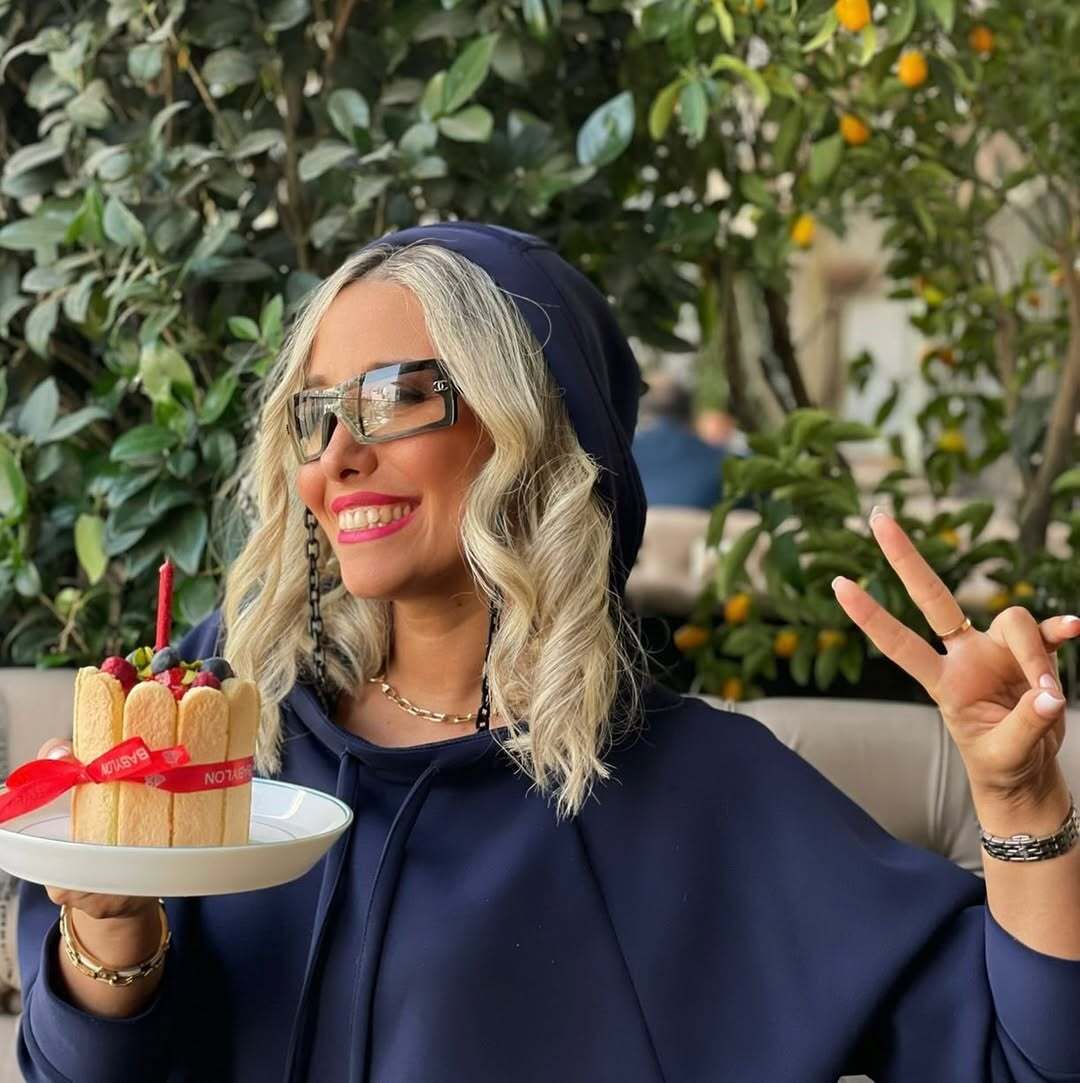 (عکس) جشن تولد ۴۲ سالگی ساناز کاشمری خواننده گروه آریان