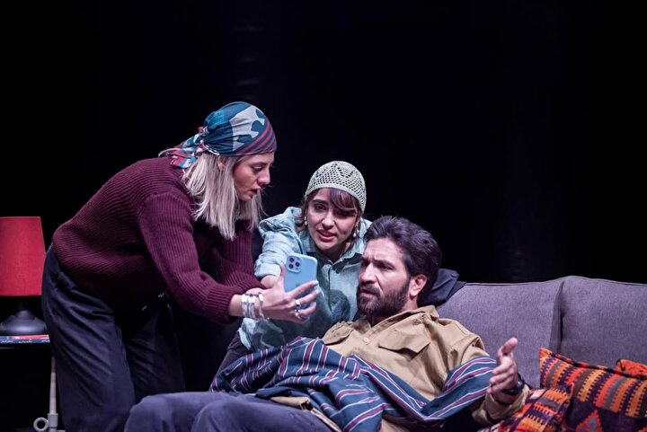 تصاویری از مهسا طهماسبی، مونا کرمی، سپند سلیمانی و فاطیما بهارمست در نمایش «باران اسیدی»