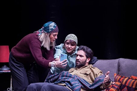 تصاویری از مهسا طهماسبی، مونا کرمی، سپند سلیمانی و فاطیما بهارمست در نمایش «باران اسیدی»