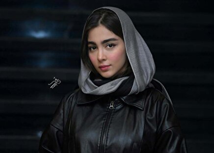 عکس| سونیا حسینی بازیگر نقش «نیکا» در سریال پایتخت با استایل چرمی و روسری طرح‌دار