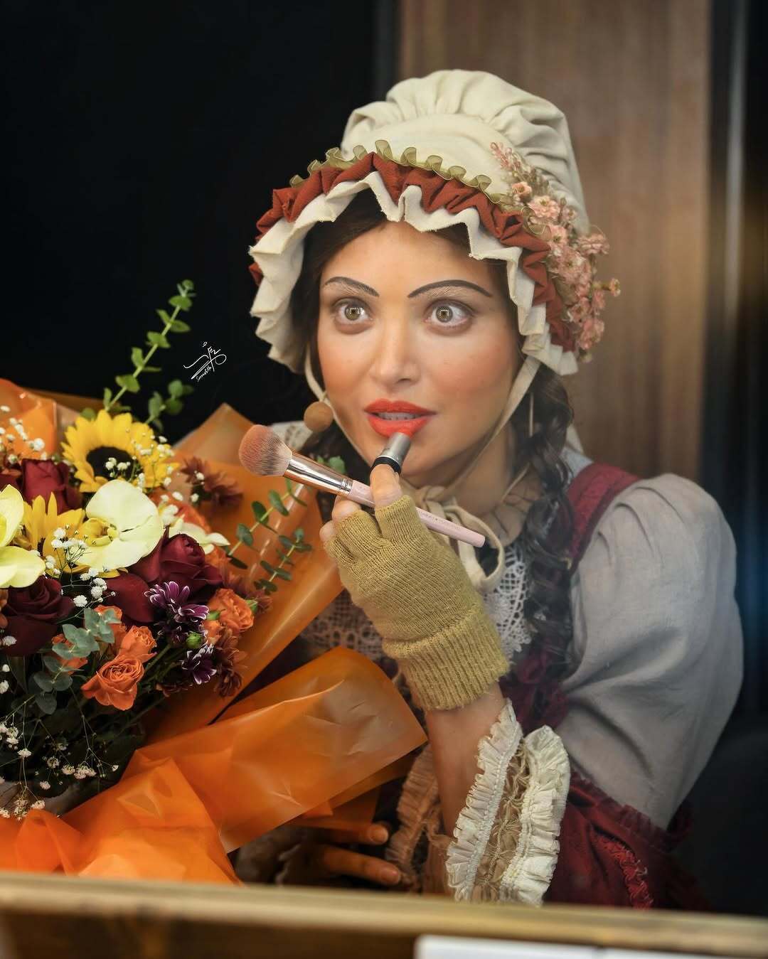 عکس‌های جالب از بهنوش طباطبایی در پشت صحنه «الیور توئیست» در حال تمدید رژ لب و گریم خود