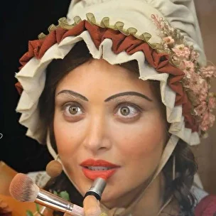 عکس‌های جالب از بهنوش طباطبایی در پشت صحنه «الیور توئیست» در حال تمدید رژ لب و گریم خود