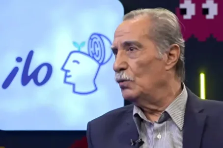 (ویدئو) رپ خوانی سیاوش طهمورث در سن ۷۸ سالگی | قیاسی: سینا ساعی رو مسخره کردی؟!