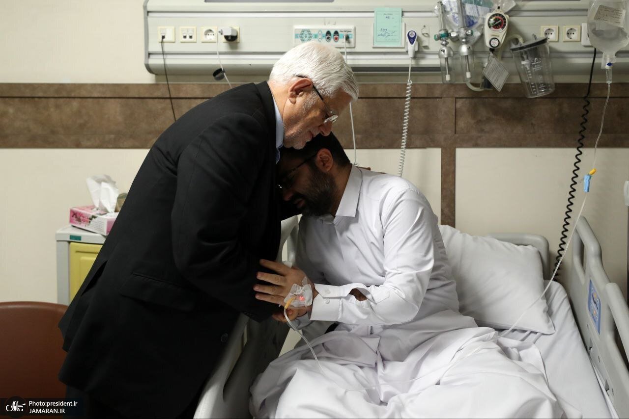 گریه معاون پزشکیان در آغوش محمدرضا عارف