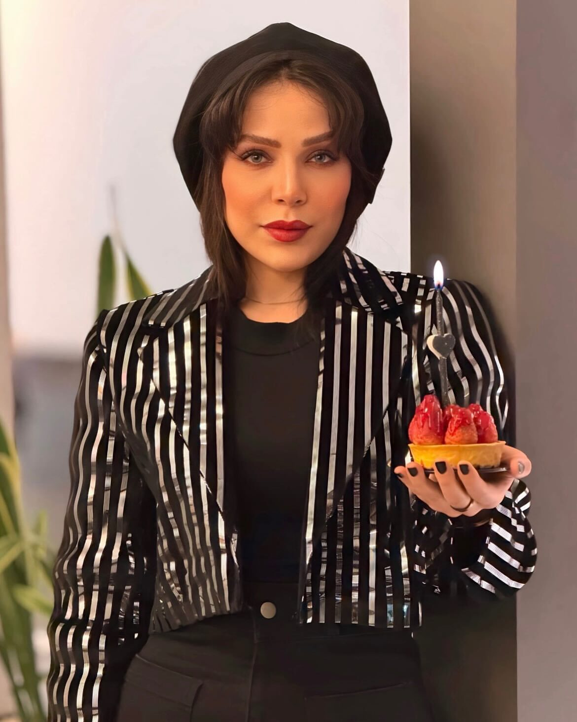 (عکس) جشن تولد ۳۶ سلگی زهرا فراهانی بازیگر نقش نیمتاج در سریال «بامداد خمار»