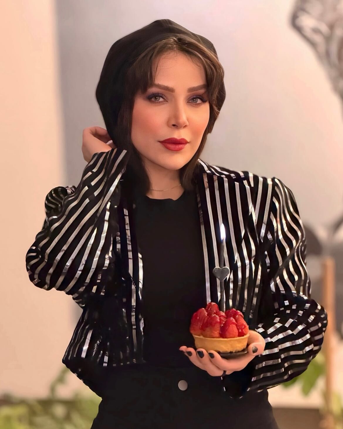 (عکس) جشن تولد ۳۶ سلگی زهرا فراهانی بازیگر نقش نیمتاج در سریال «بامداد خمار»