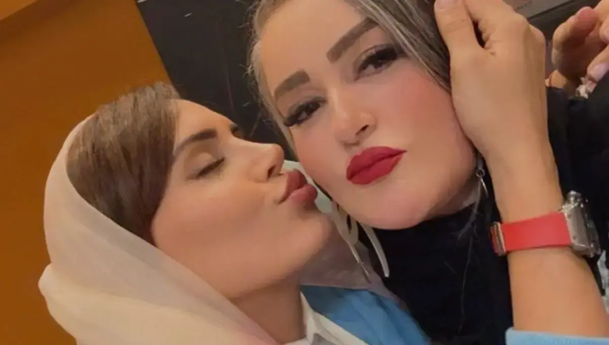 (تصاویر) ماچ و بوسه الناز شاکردوست و نعیمه نظام دوست در اکران یک فیلم