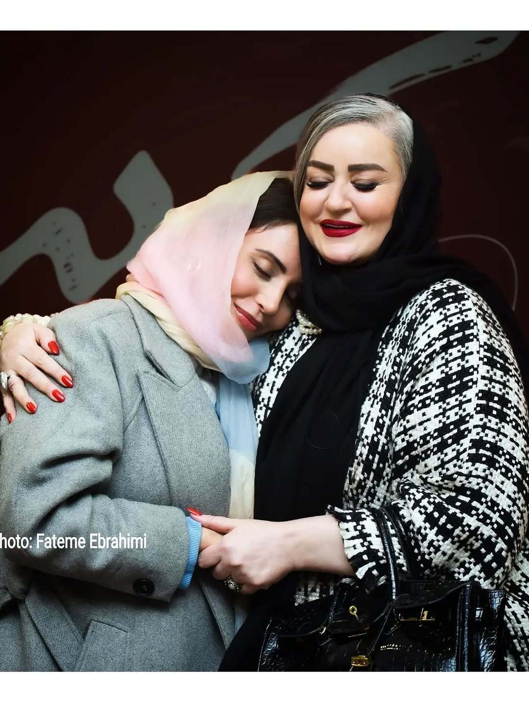 (تصاویر) ماچ و بوسه الناز شاکردوست و نعیمه نظام دوست در اکران یک فیلم