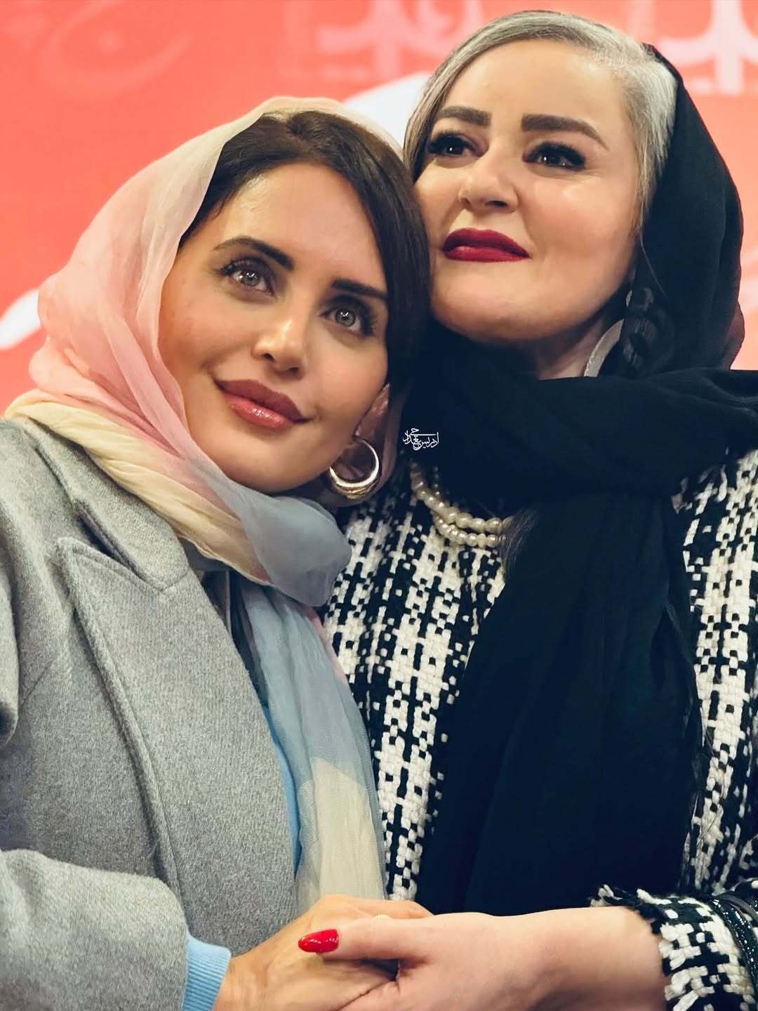 (تصاویر) ماچ و بوسه الناز شاکردوست و نعیمه نظام دوست در اکران یک فیلم