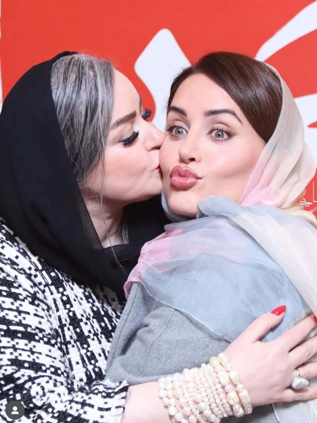 (تصاویر) ماچ و بوسه الناز شاکردوست و نعیمه نظام دوست در اکران یک فیلم