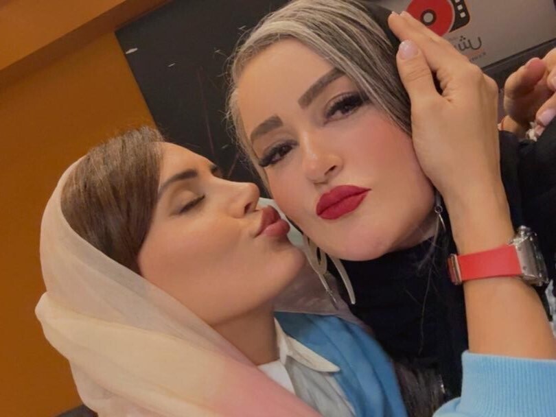 (تصاویر) ماچ و بوسه الناز شاکردوست و نعیمه نظام دوست در اکران یک فیلم