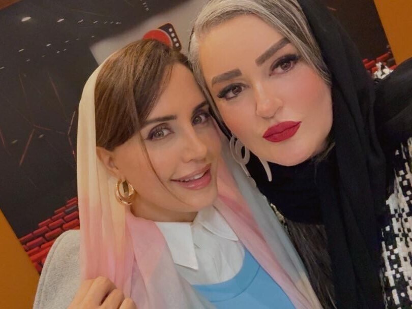 (تصاویر) ماچ و بوسه الناز شاکردوست و نعیمه نظام دوست در اکران یک فیلم